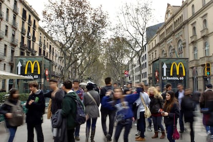 Una imatge de la Rambla de Barcelona, amb els ascensors del metro