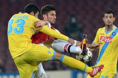 Albiol intenta arrebatar el balón a Giroud.