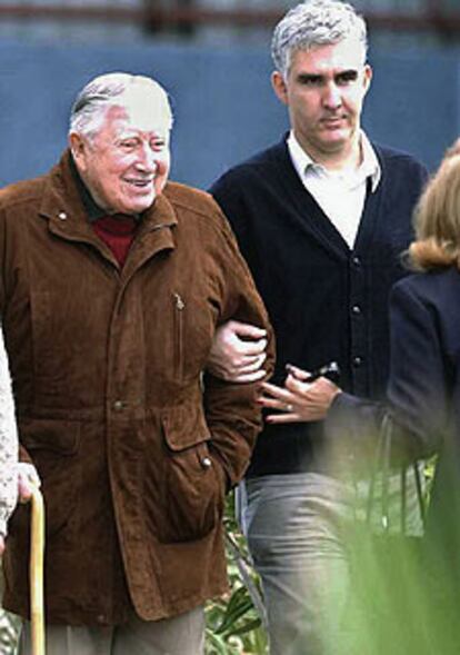 El ex director chileno Augusto Pinochet, junto a un guardaespaldas.