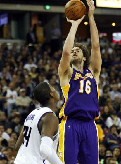 Pau Gasol tira defendido por Jason Thompson, de los Sacramento, en la primera mitad del partido