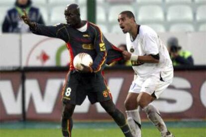 Adriano, del Inter, agarra a Zoro para que no se vaya del estadio del Messina.