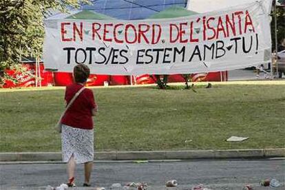 Pancarta en recuerdo de la víctima, colocada en el lugar en el que fue asesinado.