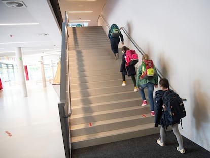 Un grupo de estudiantes sube las escaleras de su colegio en su primer día de clase en Hamburgo, al norte de Alemania.