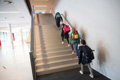 Un grupo de estudiantes sube las escaleras de su colegio en su primer día de clase en Hamburgo, al norte de Alemania.