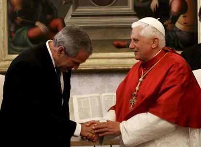 George W. Bush estrecha la mano del papa Benedicto XVI al comienzo de su encuentro ayer en el Vaticano.