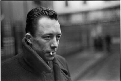 Albert Camus (1913-1960, Nobel de Literatura en 1957), fotografiado por Henri Cartier-Bresson en 1944.