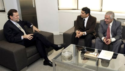 El presidente del PP, Mariano Rajoy, junto a Juan José Cortés y el líder de los populares en Andalucía, Javier Arenas, en la sede del partido en Madrid.