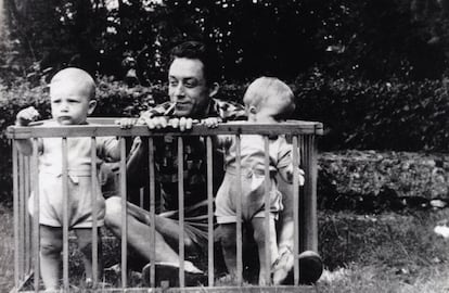 Albert Camus con sus dos hijos en 1946. La imagen pertenece al libro 'Albert Camus, solitario y solidario', publicado por Catherine Camus. 
