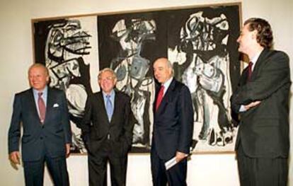 Emilio Ybarra, ex presidente del BBVA; Josu Bergara, presidente del patronato del museo; Francisco González, presidente del BBVA, y Miguel Zugaza, todavía director del museo (desde la izquierda), delante de <b></b><i>Las tres gracias</i>, de Antonio Saura.