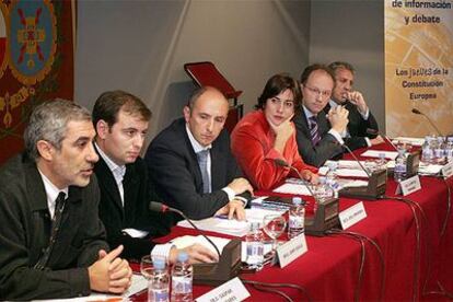 De izquierda a derecha, Gaspar Llamazares (IU), Jordi Xuclá (CiU), Josu Erkoreka (PNV), la periodista Montserrat Domínguez, Gabriel Elorriaga (PP) y Diego López Garrido (PSOE), ayer en la Fundación Carlos Amberes.