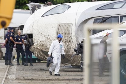 Análisis a los restos del tren accidentado