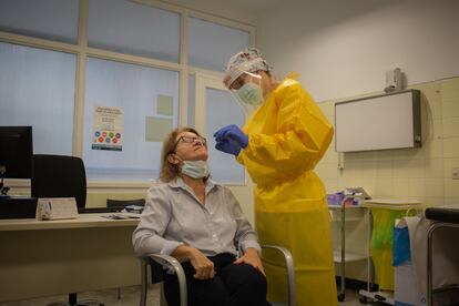 Una sanitaria realiza un test rápido de antígenos, el pasado miércoles, en un centro de salud de Barcelona.