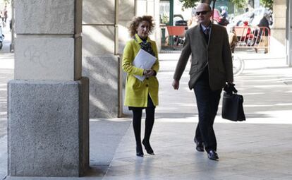 La portavoz del Ayuntamiento de Sevilla, Maribel Montaño, ayer, a la llegada a los Juzgados para entregar la auditoría.