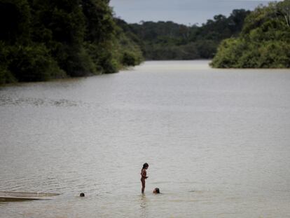 Crianças da etnia Xikrin tomam banho no rio Bacaja, em uma área de proteção ambiental na Amazônia, em outubro de 2019.