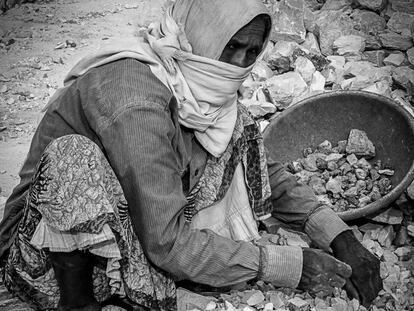 Una trabajadora de Piduguralla se dedica a la separación de piedra caliza y carbón.