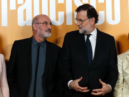 El presidente del Gobierno, Mariano Rajoy, y Fernando Aramburu, este lunes, en la entrega del premio Francisco Umbral al escritor.  