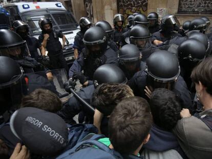 Cargas contra vecinos que querían parar un desahucio en Barcelona