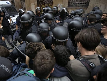 Cargas contra vecinos que querían parar un desahucio en Barcelona