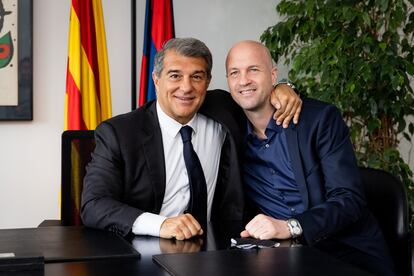 El presidente del FC Barcelona, Joan Laporta, con el nuevo consejero del área de fútbol Jordi Cruyff.