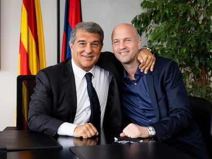 El presidente del FC Barcelona, Joan Laporta, con el nuevo consejero del área de fútbol Jordi Cruyff.