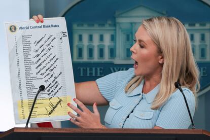 Karoline Leavitt, portavoz de la Casa Blanca, muestra un cartel con los tipos de interés en diversos países del mundo, durante una rueda de prensa.