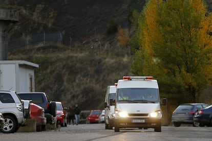 Dos veh&iacute;culos judiciales transportan los cuerpos sin vida de los trabajadores fallecidos en el accidente del Pozo Emilio del Valle. 