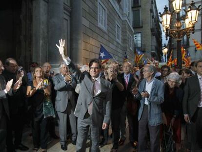 El presidente de la Generalitat, Artur Mas, saluda a las personas congregadas en la plaza Sant Jaume de Barcelona.