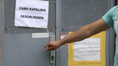 Un hombre trata de abrir la puerta de una de las mezquitas cerradas en Viena.