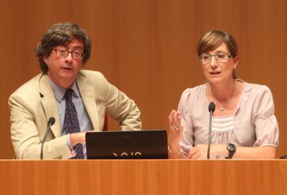 La concejal de Hacienda, Marta Ajuria, esta mañana junto al director del área, José Manuel Marín.
