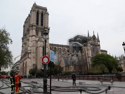 Bombeiros trabalham na Notre-Dame, besta terça-feira.