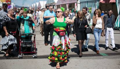 Una mujer pasea por la Feria de Abril de Barcelona. 