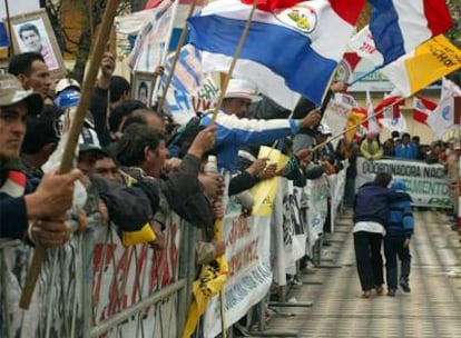 Manifestación ante el Congreso para repudiar la conspiración denunciada por el presidente paraguayo