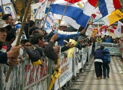 Manifestación ante el Congreso para repudiar la conspiración denunciada por el presidente paraguayo