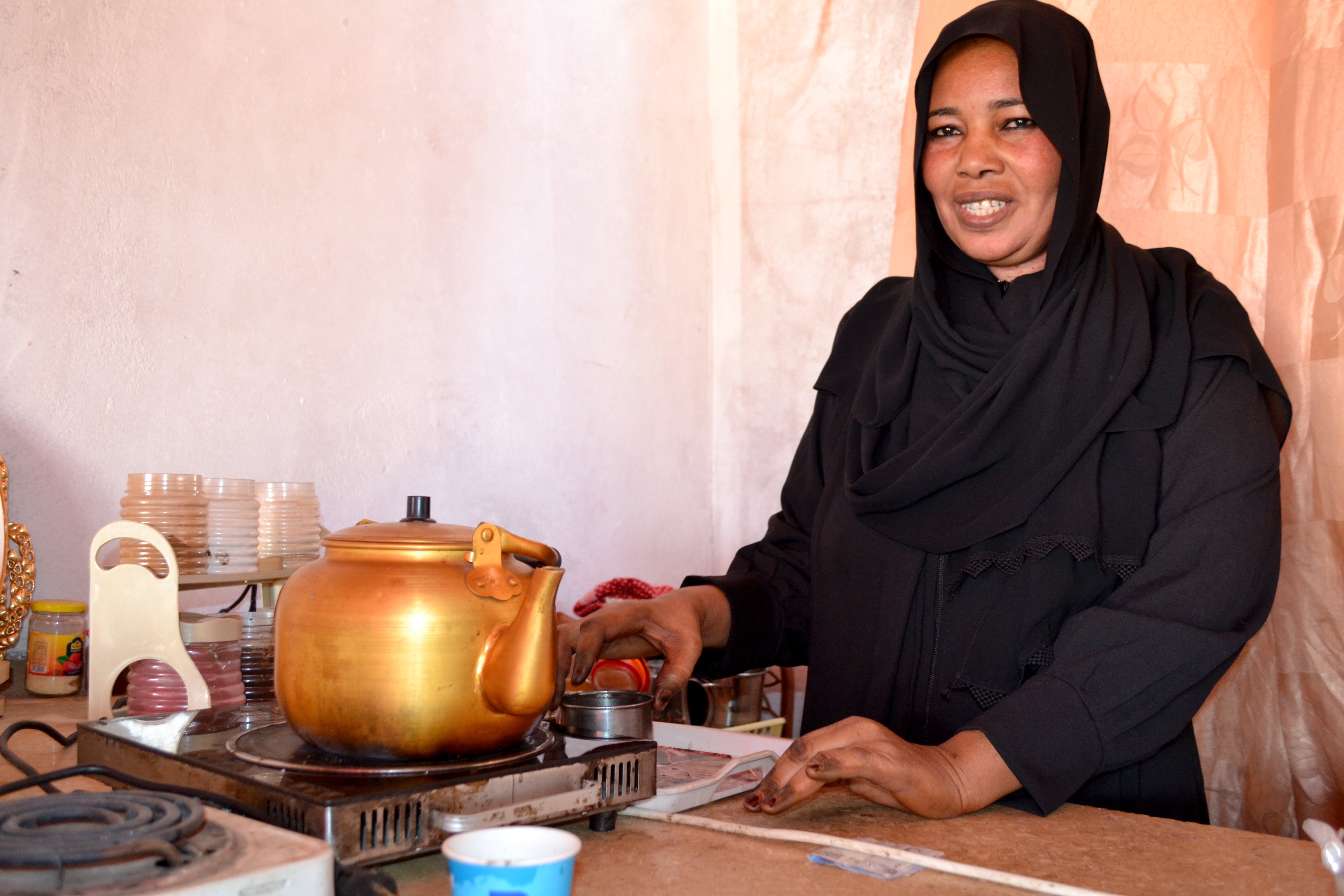 Nafissa Boubaker trabaja en un café de Kufra donde sirve café con especias, como en Sudán.