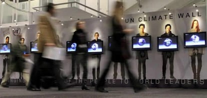 Varias personas llegan a la Conferencia sobre el Cambio Climático.