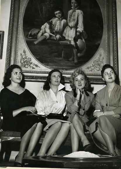 Un grupo de mujeres posa en el interior del museo en 1957 para el reportaje 'Las guapas de hoy', publicado en el diario 'Pueblo'.

