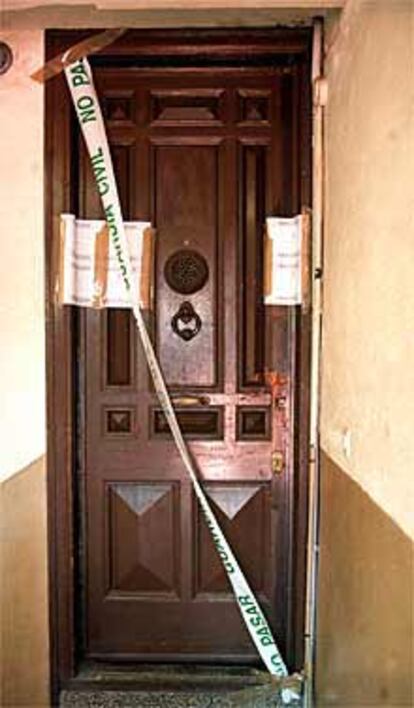 La puerta del piso donde fueron detenidos tres de los terroristas.