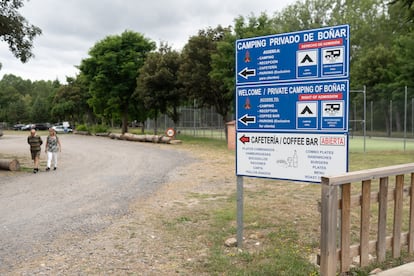 Carteles en la entrada del camping de Boñar, el 9 de julio de 2024.