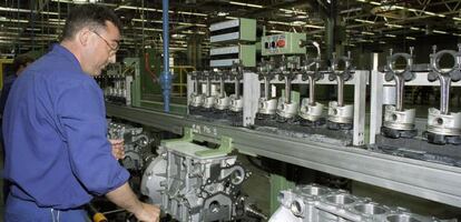 Un operario trabaja en la cadena de montaje de la fábrica Ford de Almusafes.