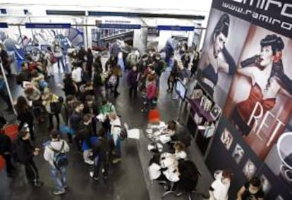 Varias personas visitan el Salón Europeo del Estudiante y el Empleo 2014, que se celebra durante hoy y mañana en el Palacio de Congresos Baluarte de Pamplona.