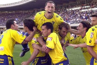 Los jugadores del Cádiz celebran el segundo gol contra el Xerez.