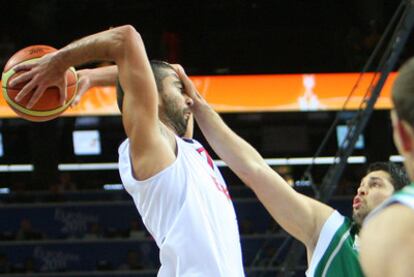 Navarro intentapasar el balón presionado por Ozbolt.