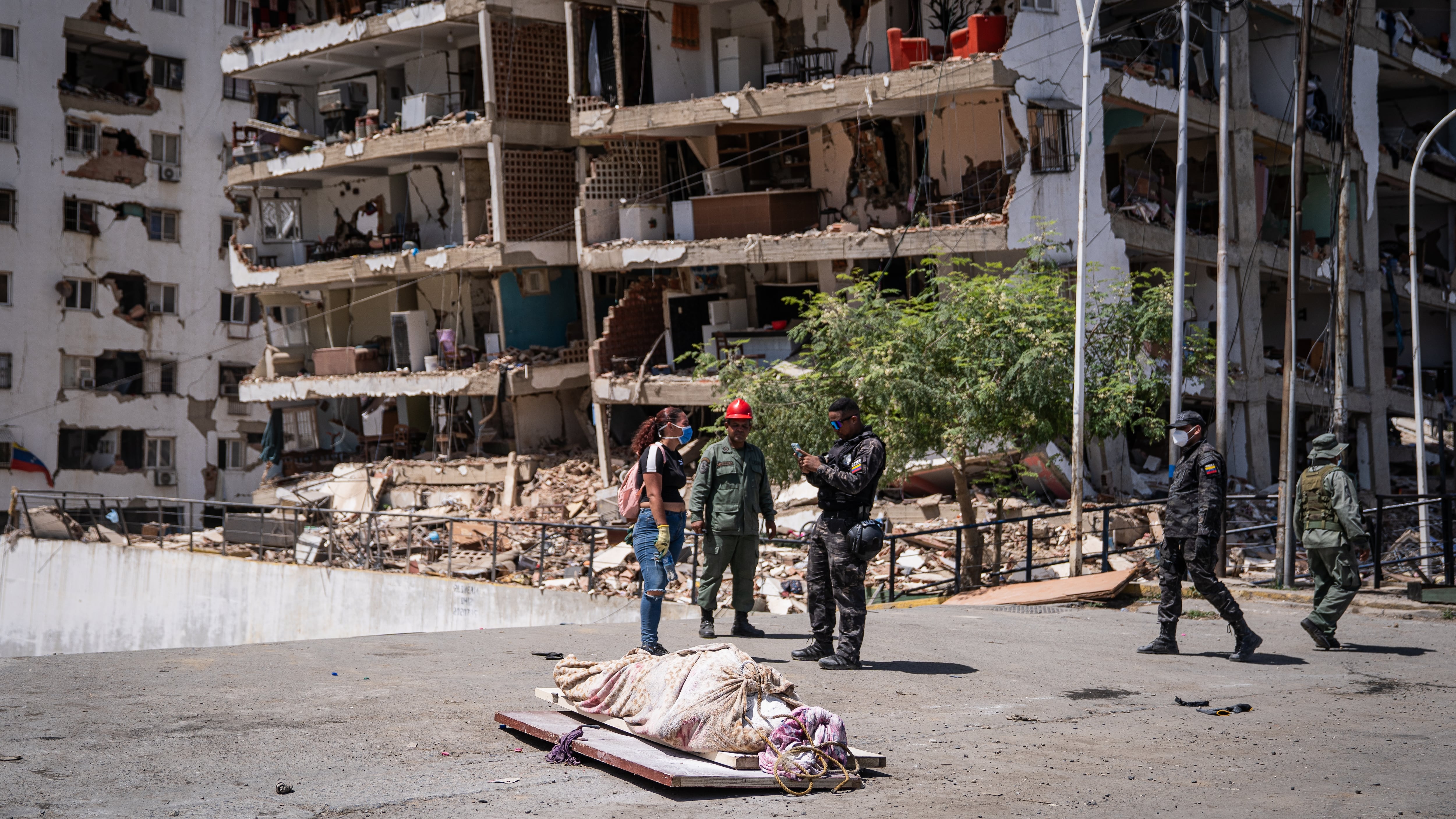 Un cadáver, en la base de un edificio derruido en la localidad de Catia La Mar (Estado de La Guaira).