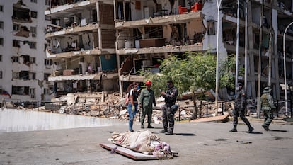 Rescue organizations and volunteers remove a lifeless body of a person, in a collapsed building, in Catia La Mar, on June 27, 2026.