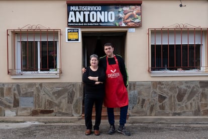 Antonio Fernández y su madre, María Elena Delgado, en su tienda de Casaseca de las Chanas.