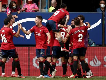 Los jugadores del Osasuna celebran el gol del triunfo