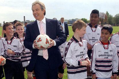 Blair se reúne con un grupo de jóvenes futbolistas en Watford, donde hizo campaña electoral ayer.