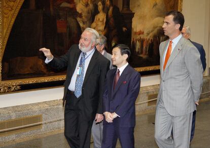 El entonces príncipe de Asturias (a la derecha) y el futuro emperador de Japón, Naruhito, de visita en el Prado con Juan José Luna, conservador del museo.