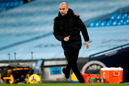 Guardiola golpea el balón en la banda durante un partido reciente del City.