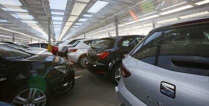 Coches recién salidos de la fabrica de la empresa Seat, en sus instalaciones de Martorell (Barcelona).